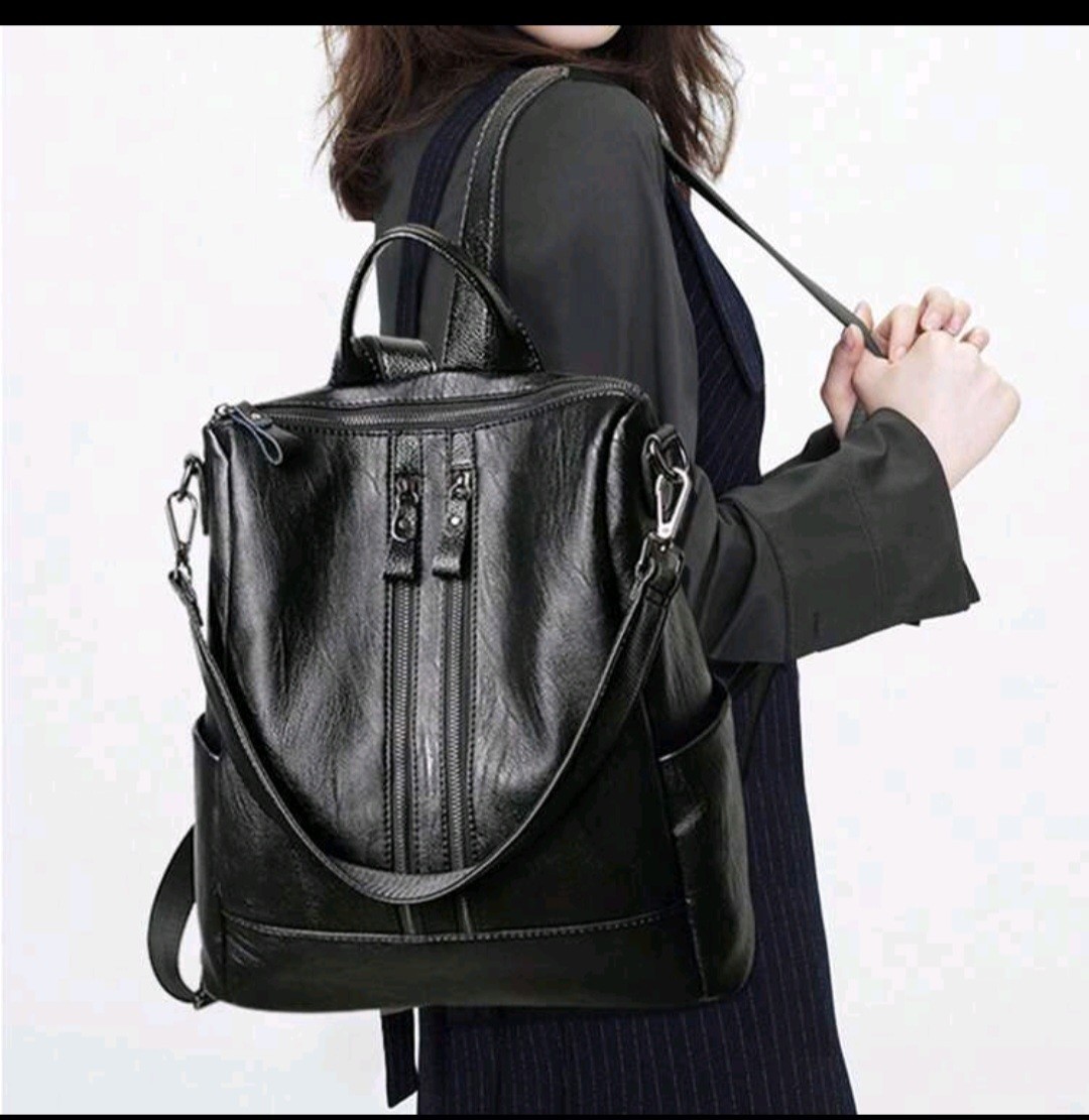 Women’s Black Convertible Backpack Shoulder Bag Zip Closure Detachable Strap