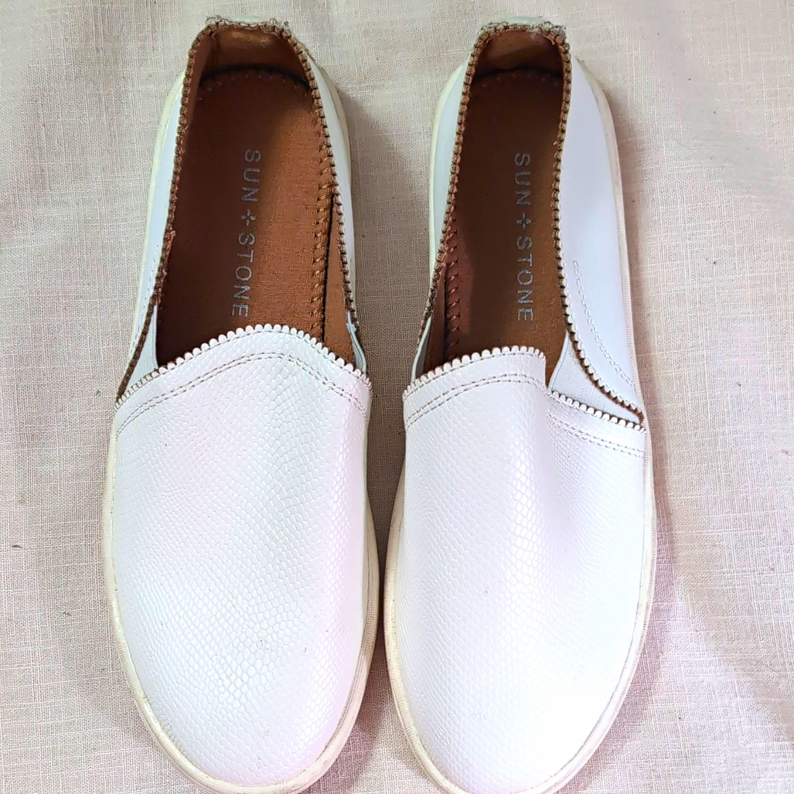 SUN + STONE Women’s White Leather Slip-On Flat Round Toe Textured US 6.5