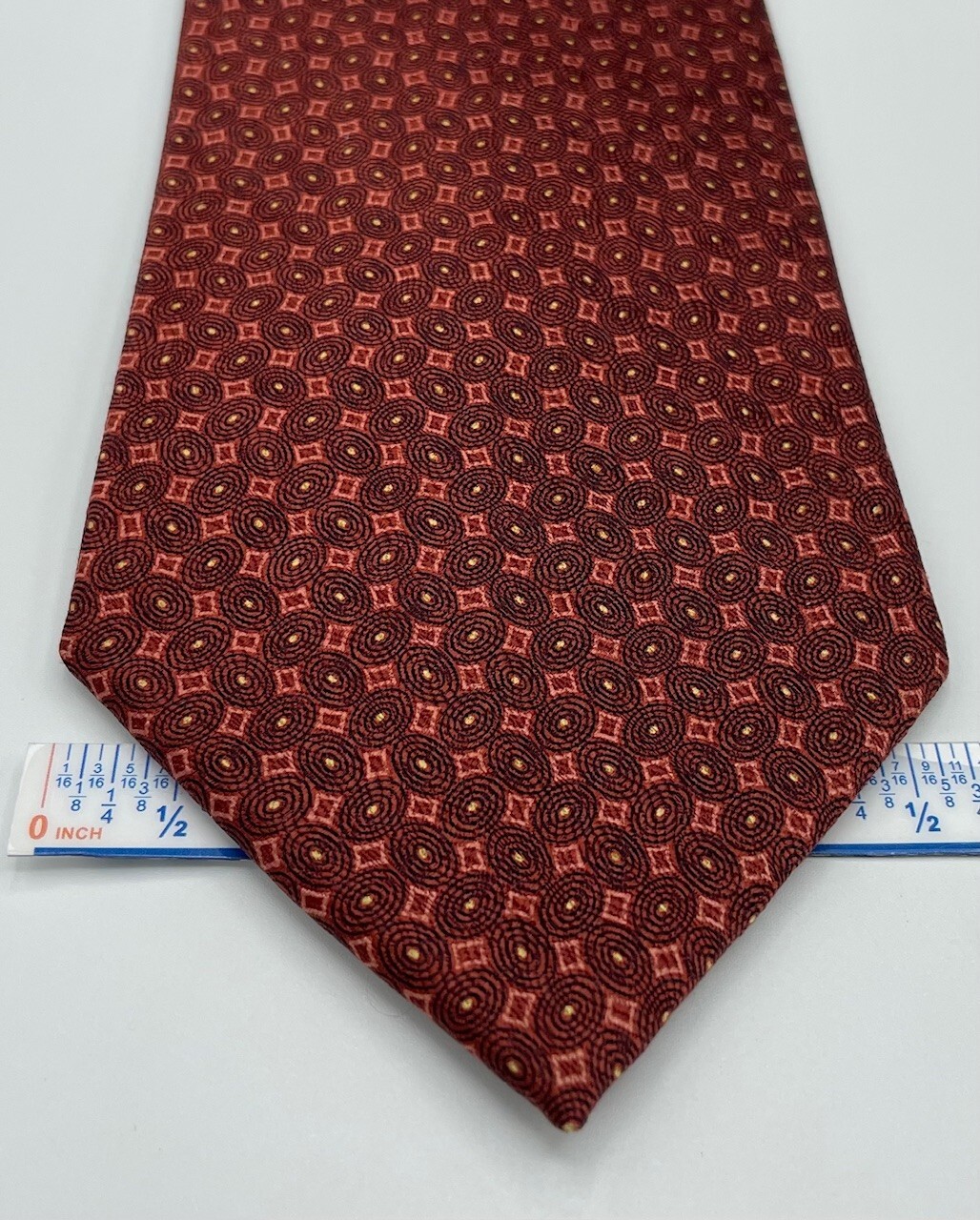 UOMO VENETTO Men’s 100% Silk Tie ~ Red ~ Geometric ~ Made Republic of Korea!