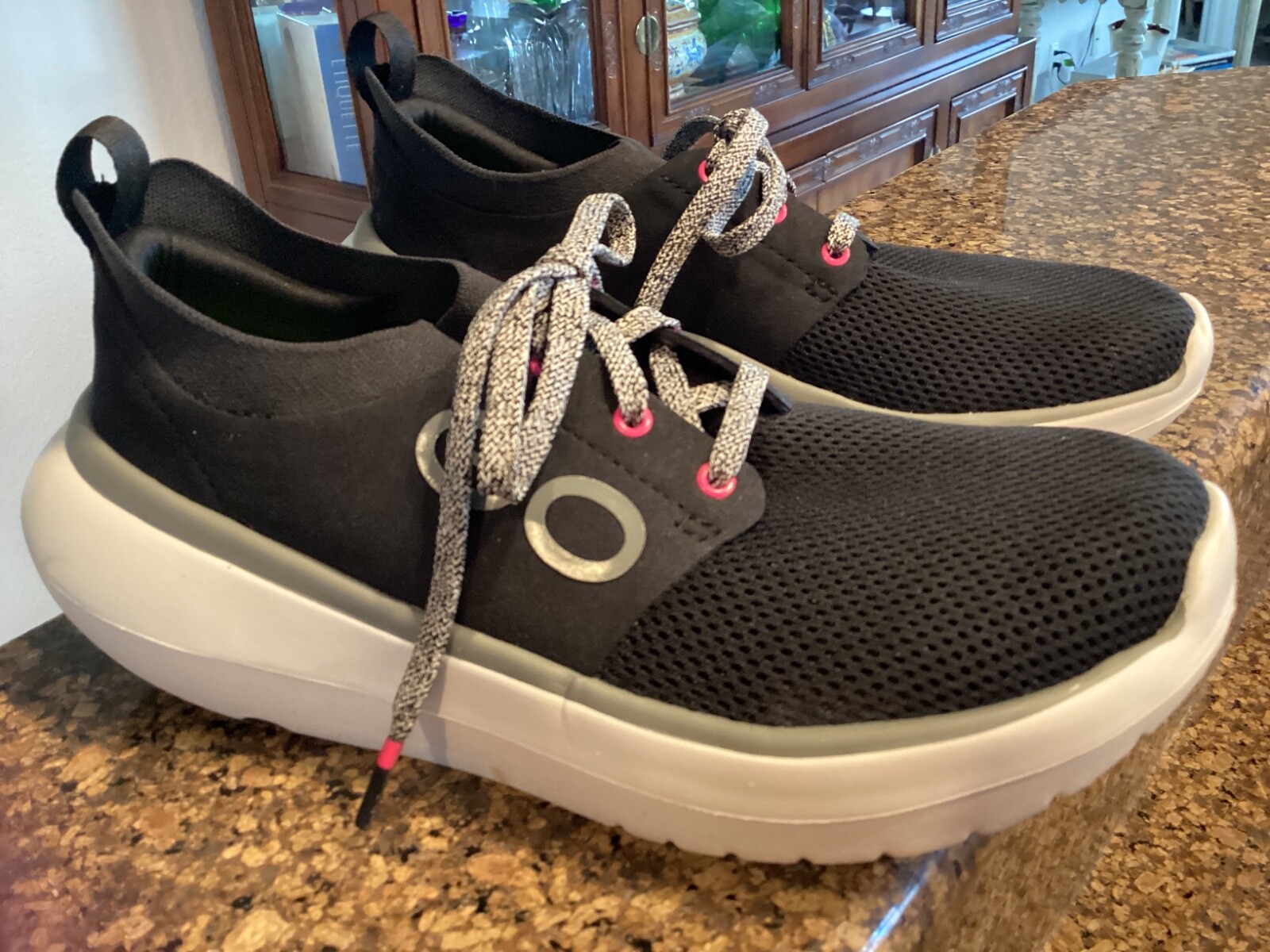 Oofos Oomy Stride Snealers White Black Size 7 Women’s