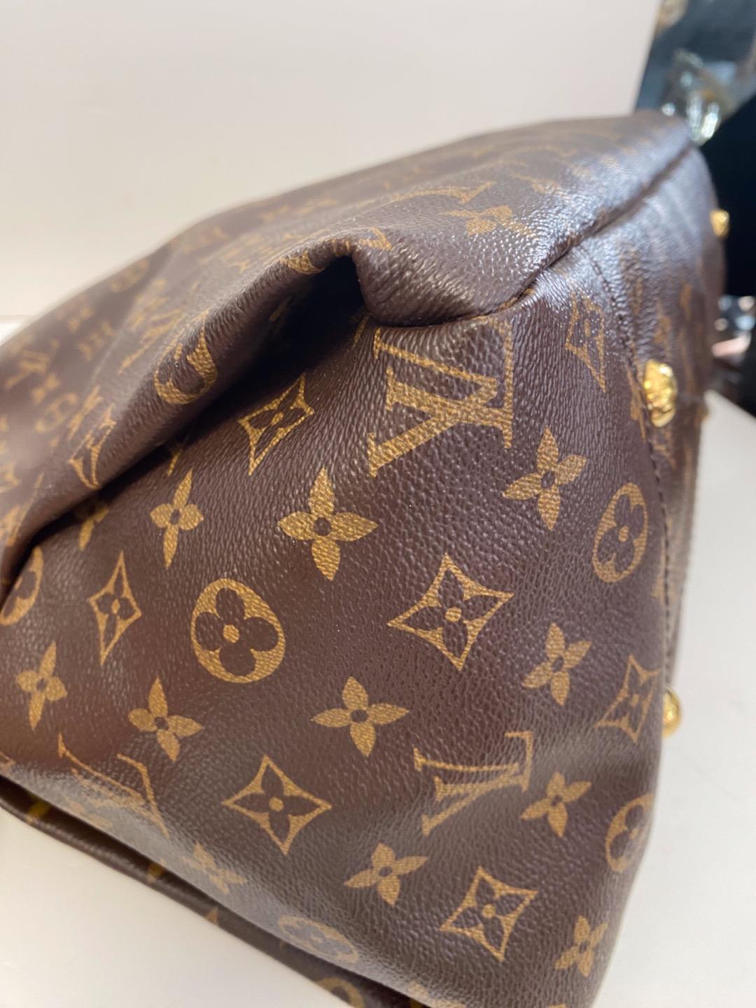 Authentic Louis Vuitton Monogram Artsy MM Shoulder Bag