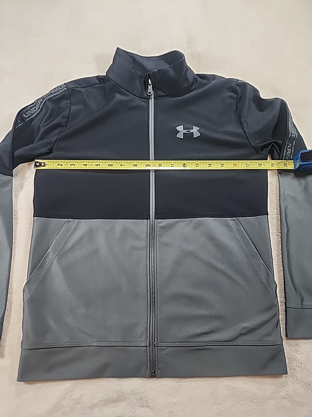 Under Armour HeatGear full-zip jacket in a black and grey color-block Size YXL