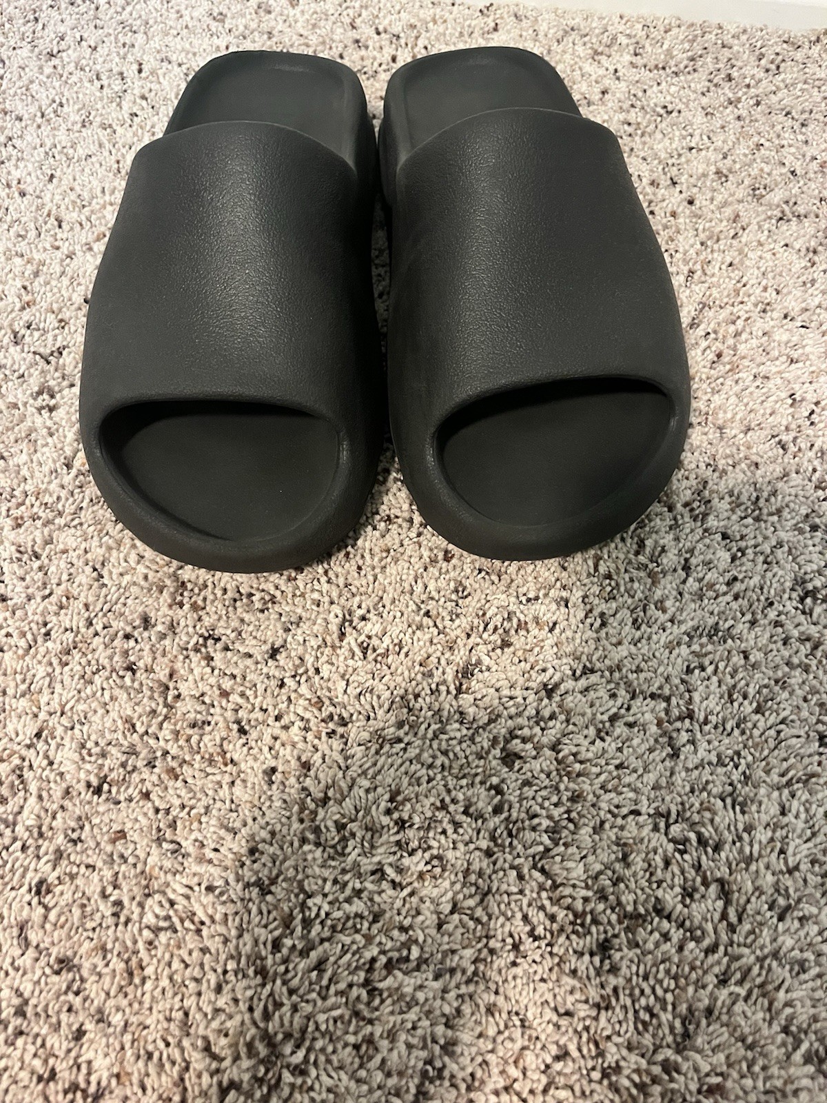 Adidas Yeezy Men’s Black Slide Slightly Used Good Condition