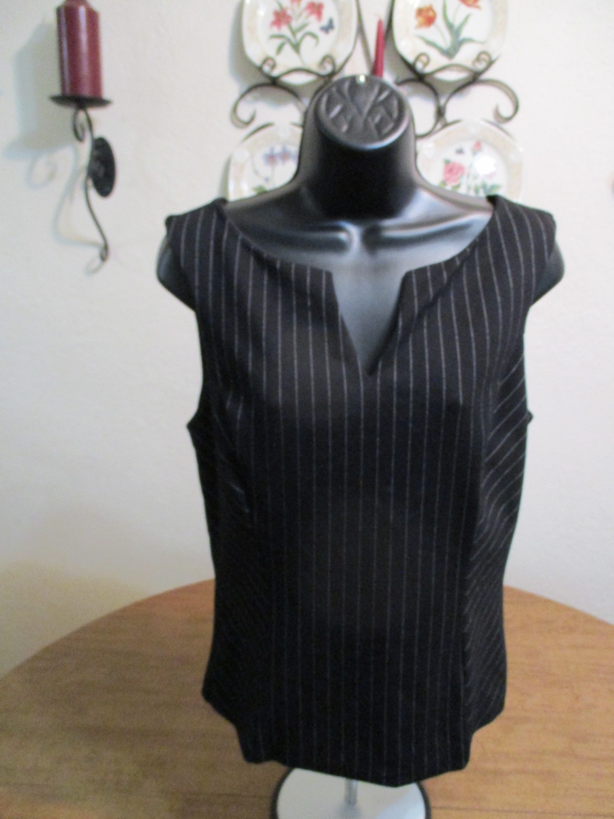 WHITE HOUSE BLACK MARKET SLEEVELESS ZIPPER BLACK V NECK SHIRT SIZE 8