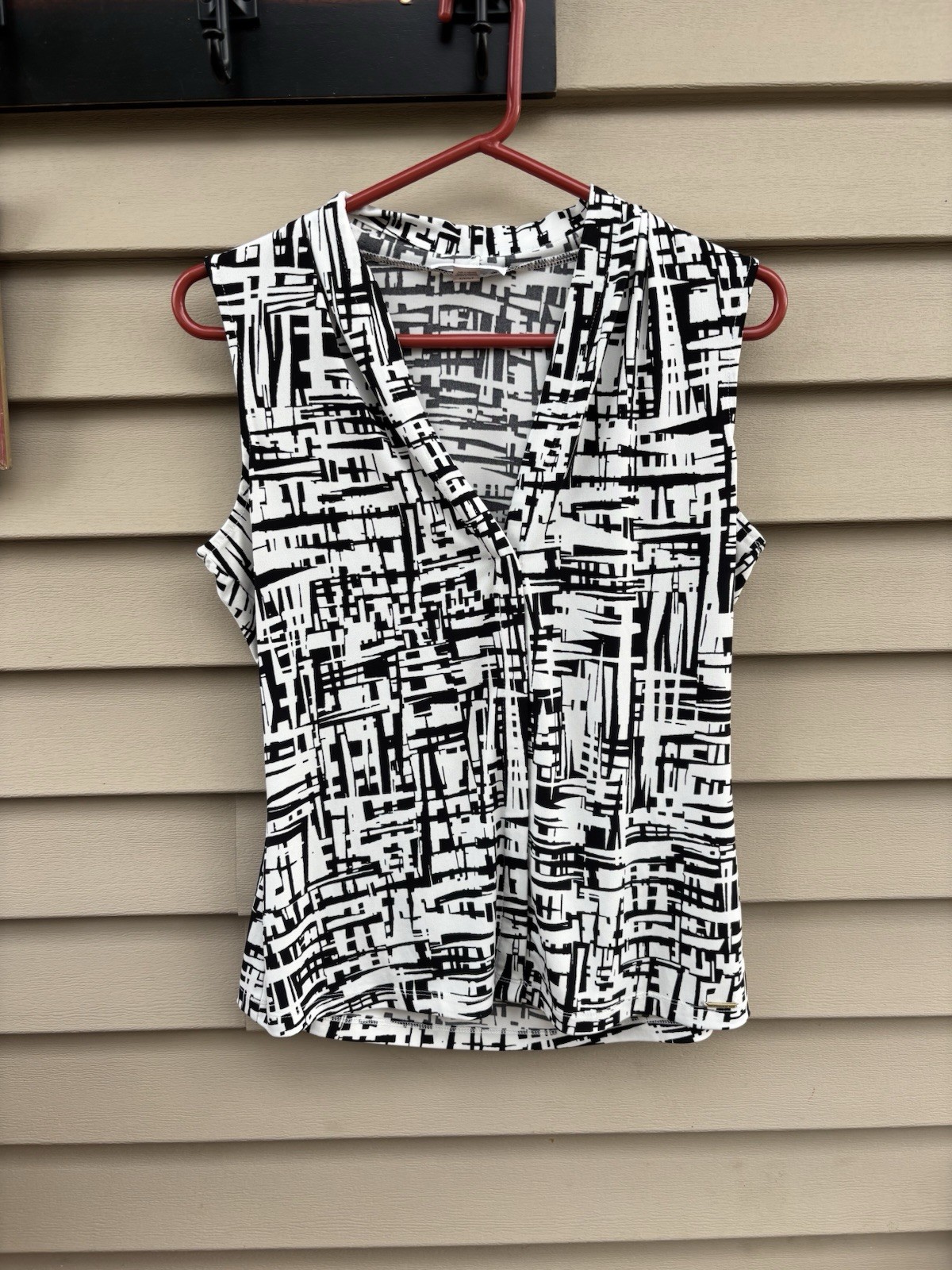 Calvin Klein Womens Sleeveless Blouse V-Neck Black White Abstract Graphic Top S