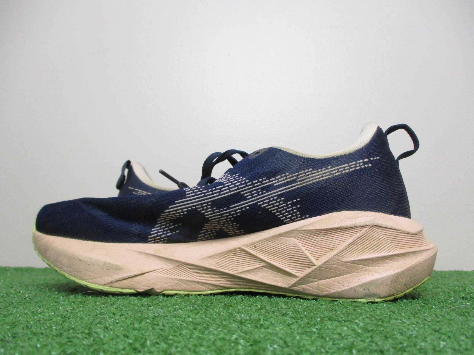 Asics Novablast 5 Womens Size 8.5 Medium B Midnight Breeze Peach Sneakers