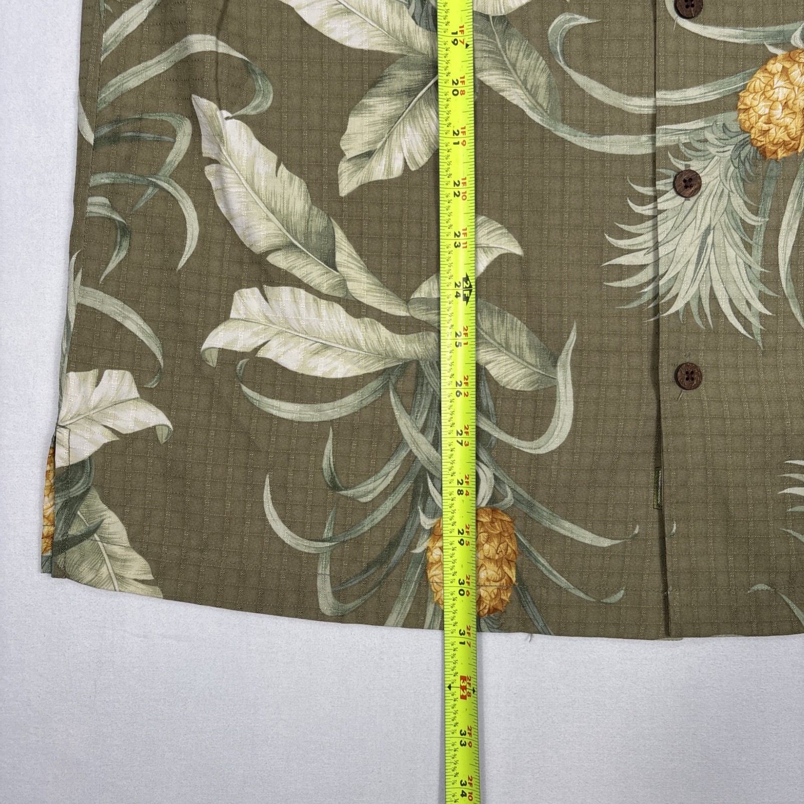 Tommy Bahama Button Up Men’s Medium Beige Silk Floral AOP Hawaiian Vacation
