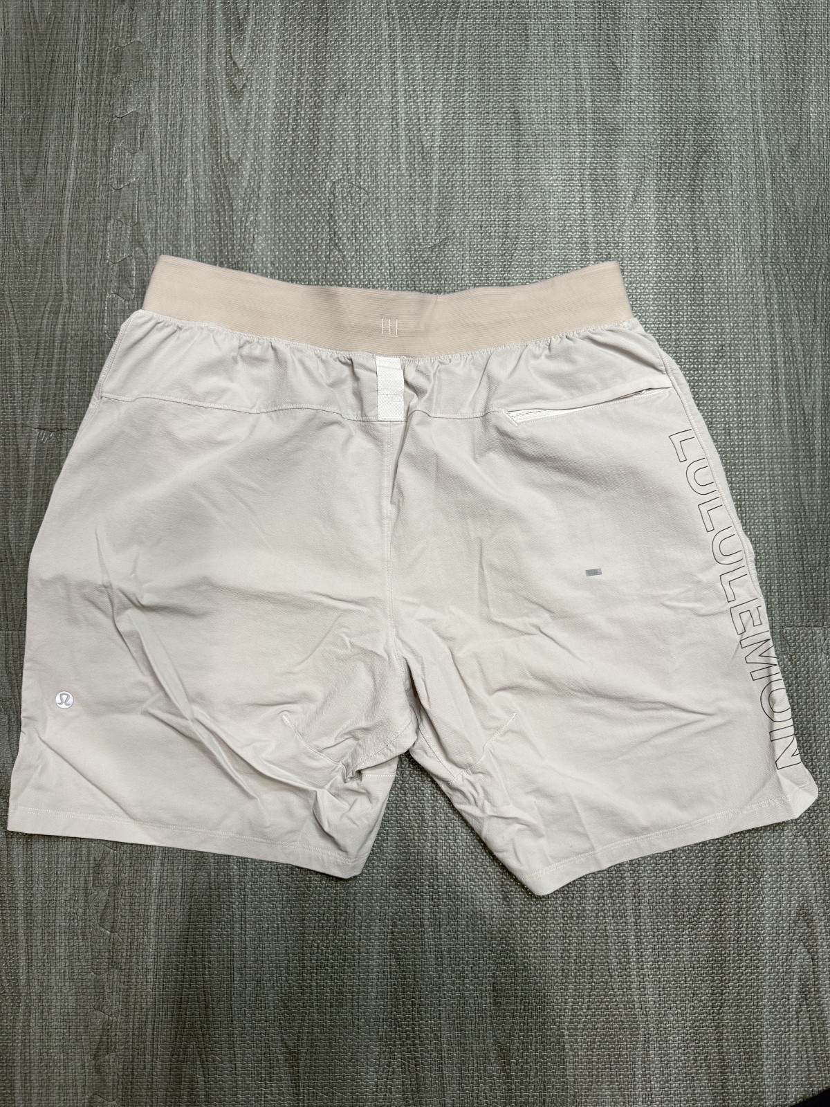 EUC – Lululemon Mens License to Train Shorts *Size MEDIUM* *Vapor Graphic*