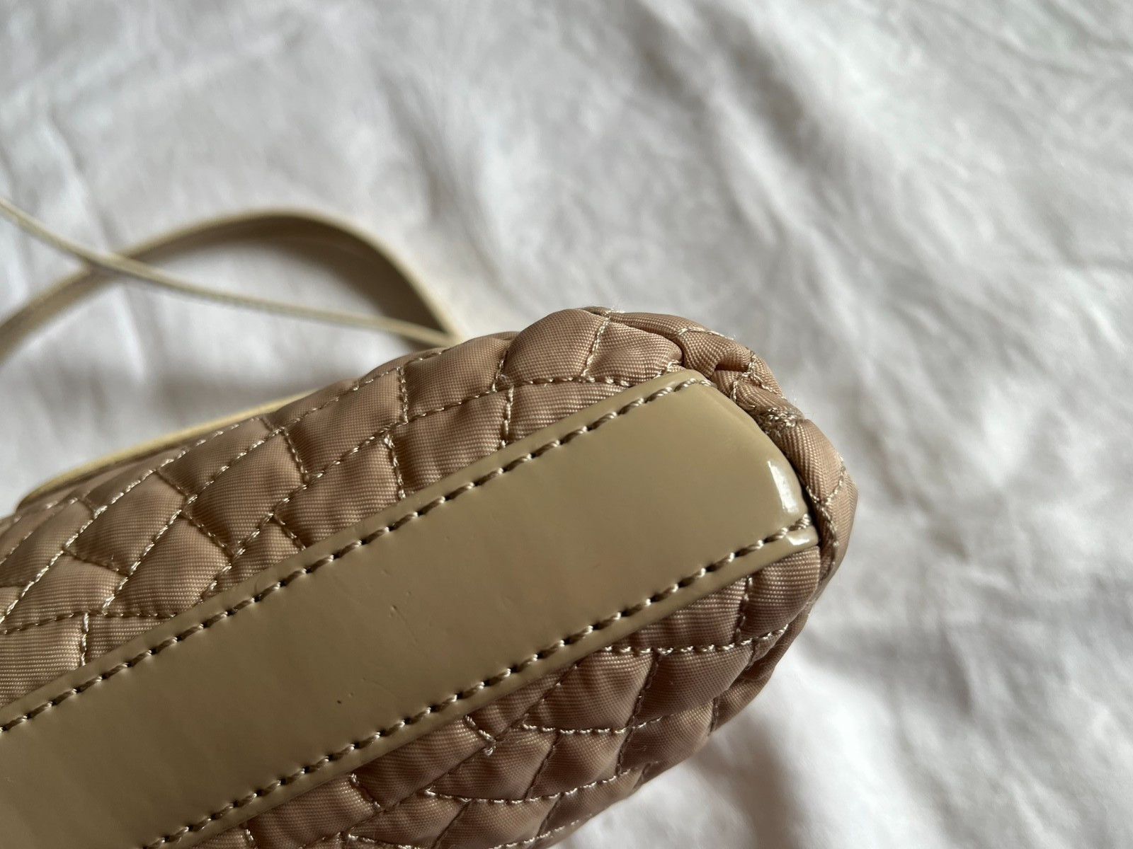 Vera Bradley Quilted Lt Tan Quilted Poly Crossbody Purse Patent Straps Accents