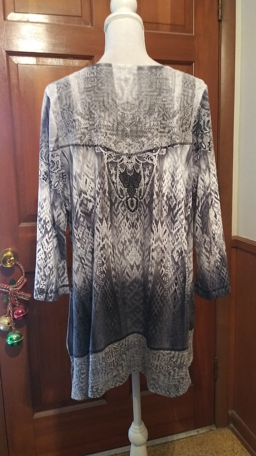 Energy World Wear 3X Long Sleeve Soft Greys Blk White Bling at Neck 30″ Long ene