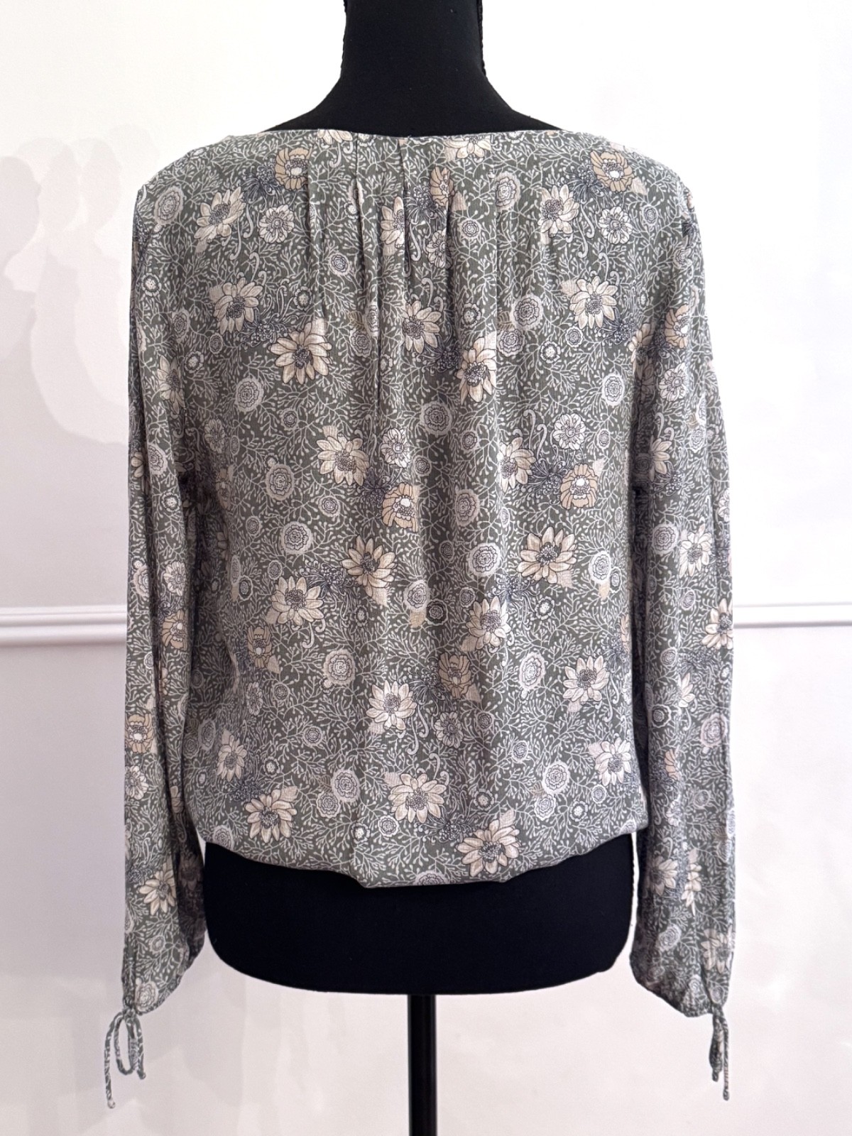 Lucky Brand Small Gray Floral Peasant Blouse 100% Viscose Tie Cuff Long Sleeve