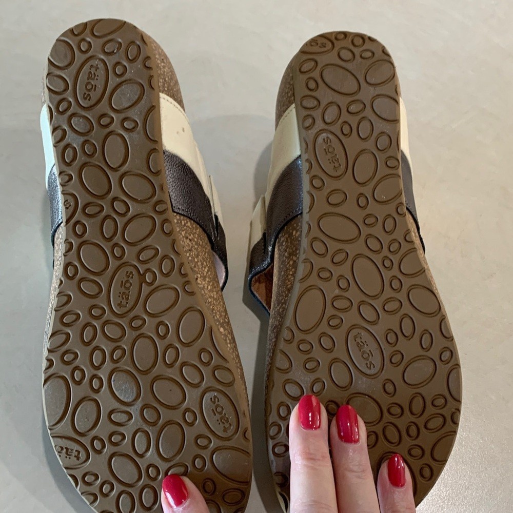 Taos Cream Silvery Gray Sandals Size 7-7.5 Comfort Wedge Shoes
