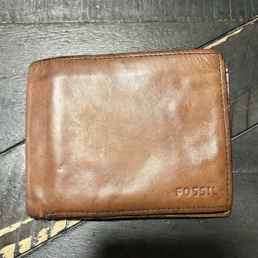 Fossil Men’s Brown Solid Bifold Wallet with Logo Accent, Credit Card Slots