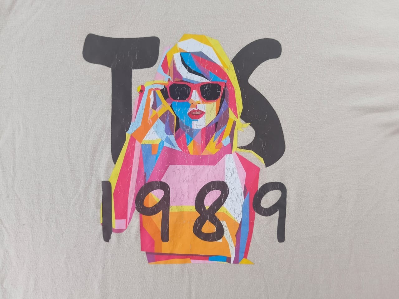 Taylor Swift TS 1989 Pop Art Graphic Fan Tee Cream Beige Swiftie Gift Size L