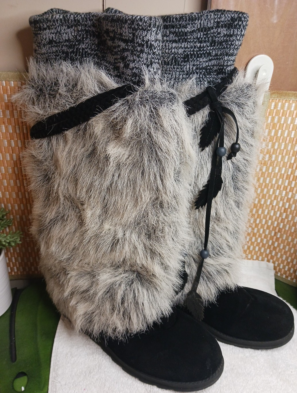 Mukluks Black with Gray Fur Comfort Boots Feather Charm Women US 9 Warm
