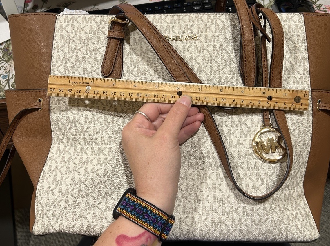 Michael Kors Gilly Large Jet Set Travel Tote MK Signature Handbag – Vanilla