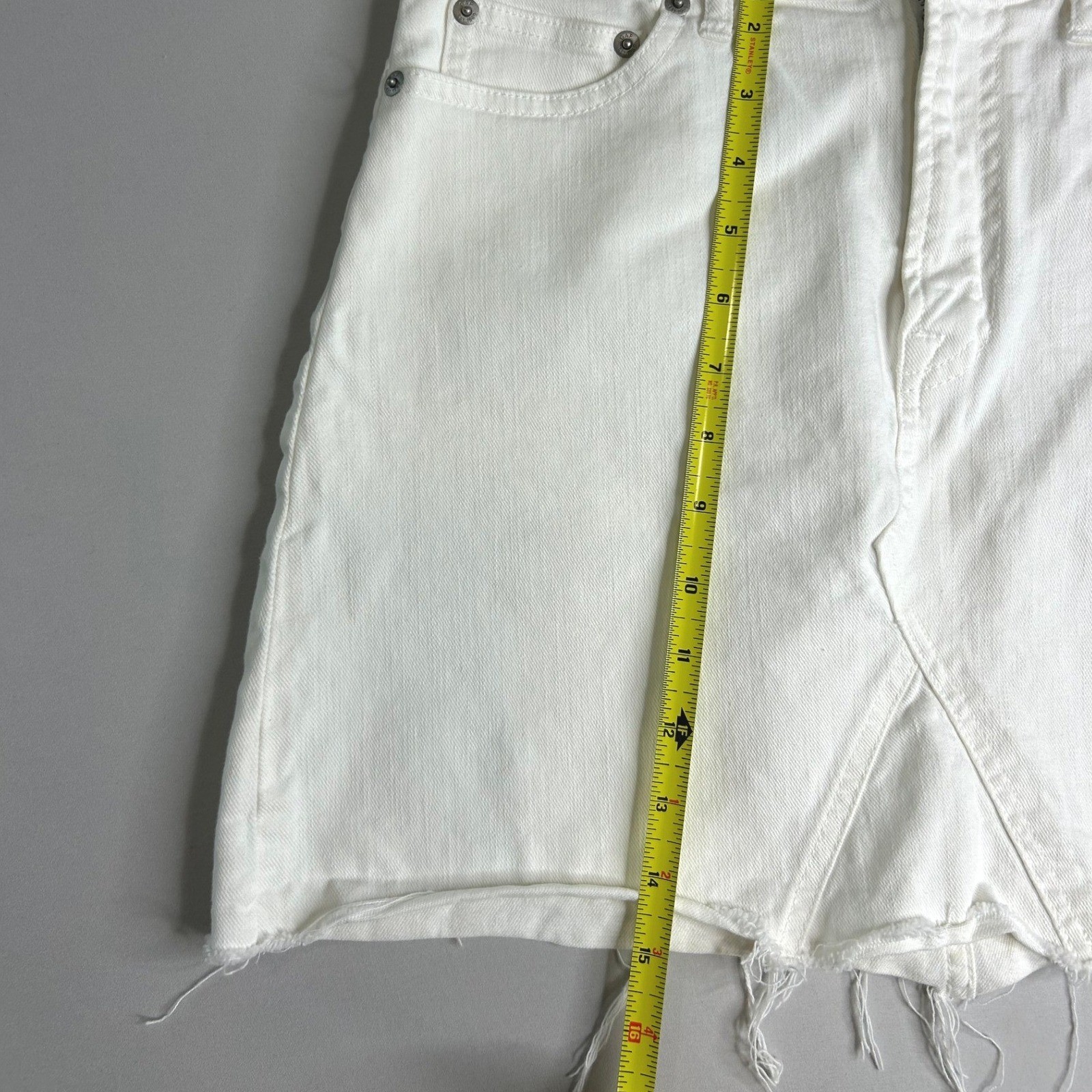 Gap Denim White Cutoff Mini Skirt Raw Hem Size 27 Zipper Fly 5-Pocket
