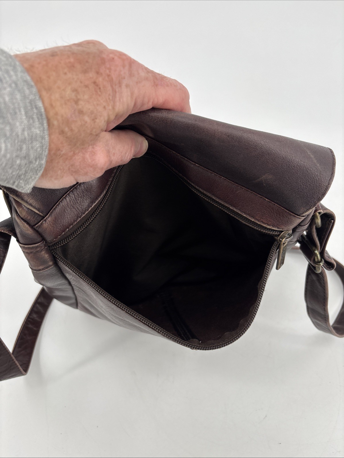 Vintage Le Donne Simple Brown Leather Flap Crossbody Purse/Bag 12”x9.5”