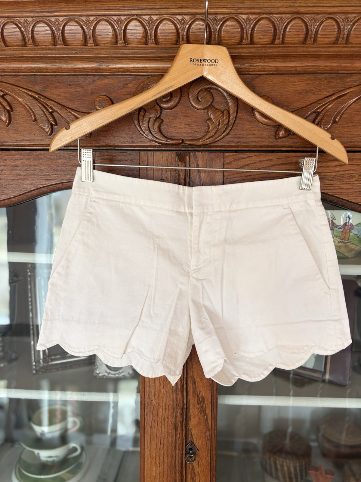 CLUB MONACO WOMENS SIZE 00 WHITE FLAT FRONT SCALLOP LEG SHORTS