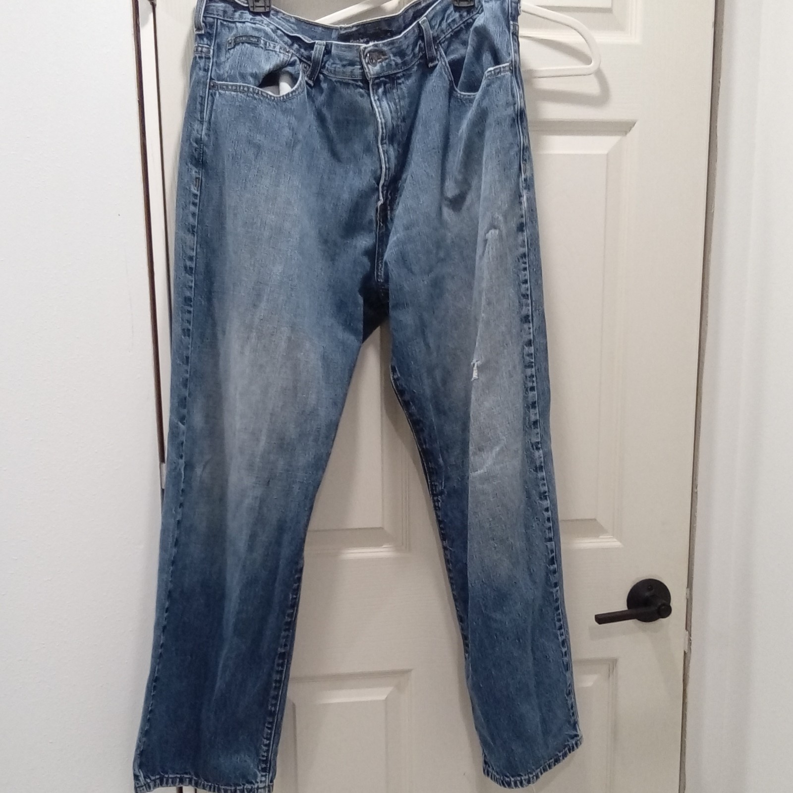 Calvin Klein Jeans Men’s Relaxed Fit Straight Leg Medium Wash 40
