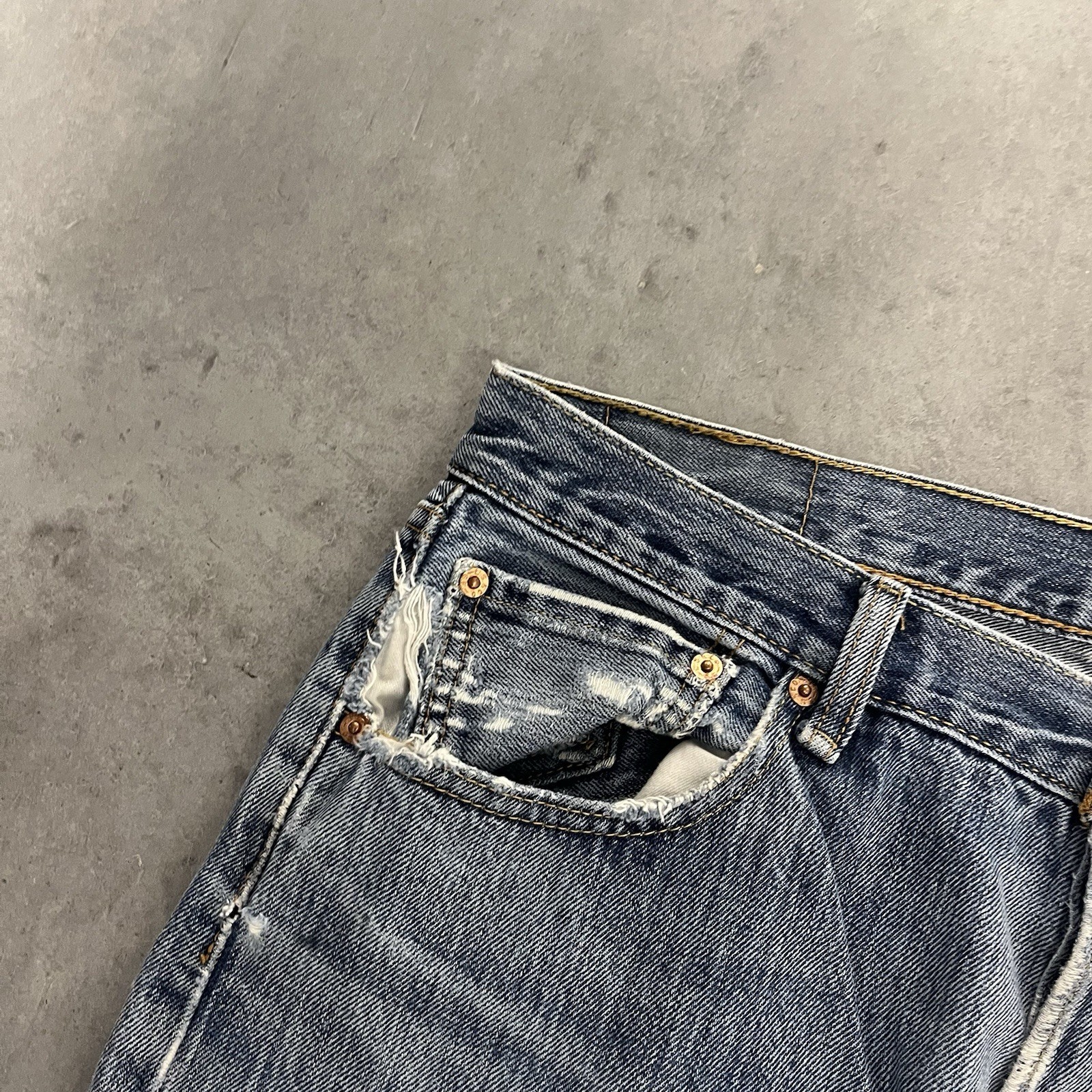 2000s Levi’s 501xx Button Fly Men’s Jeans Vintage Size 34×34