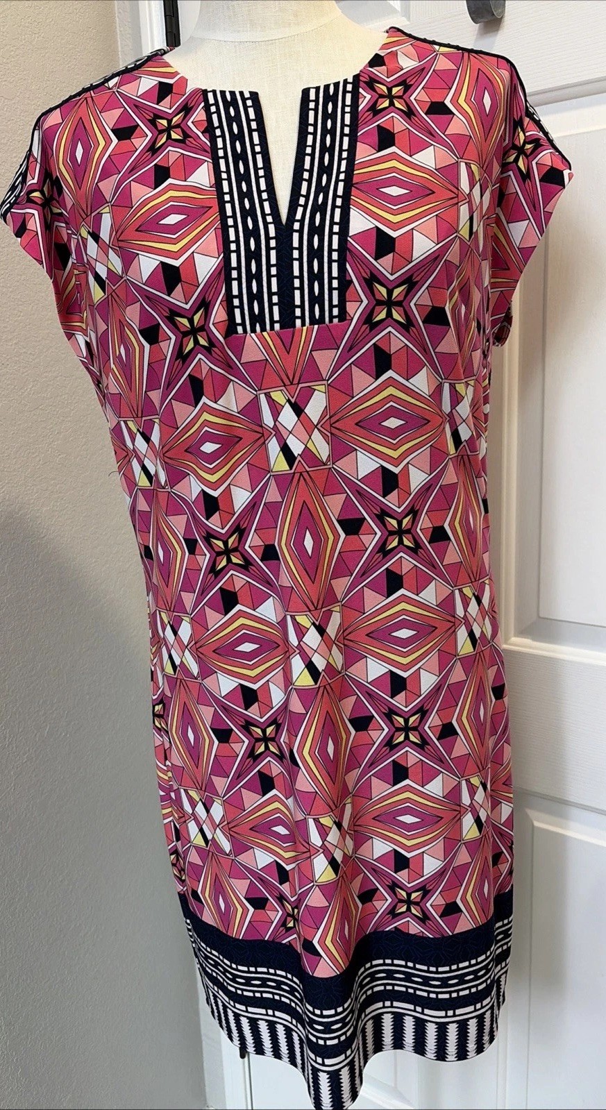Laundry by Shelli Segal Pink/Multi Geometric Shift Dress Women’s SX Medium EUC
