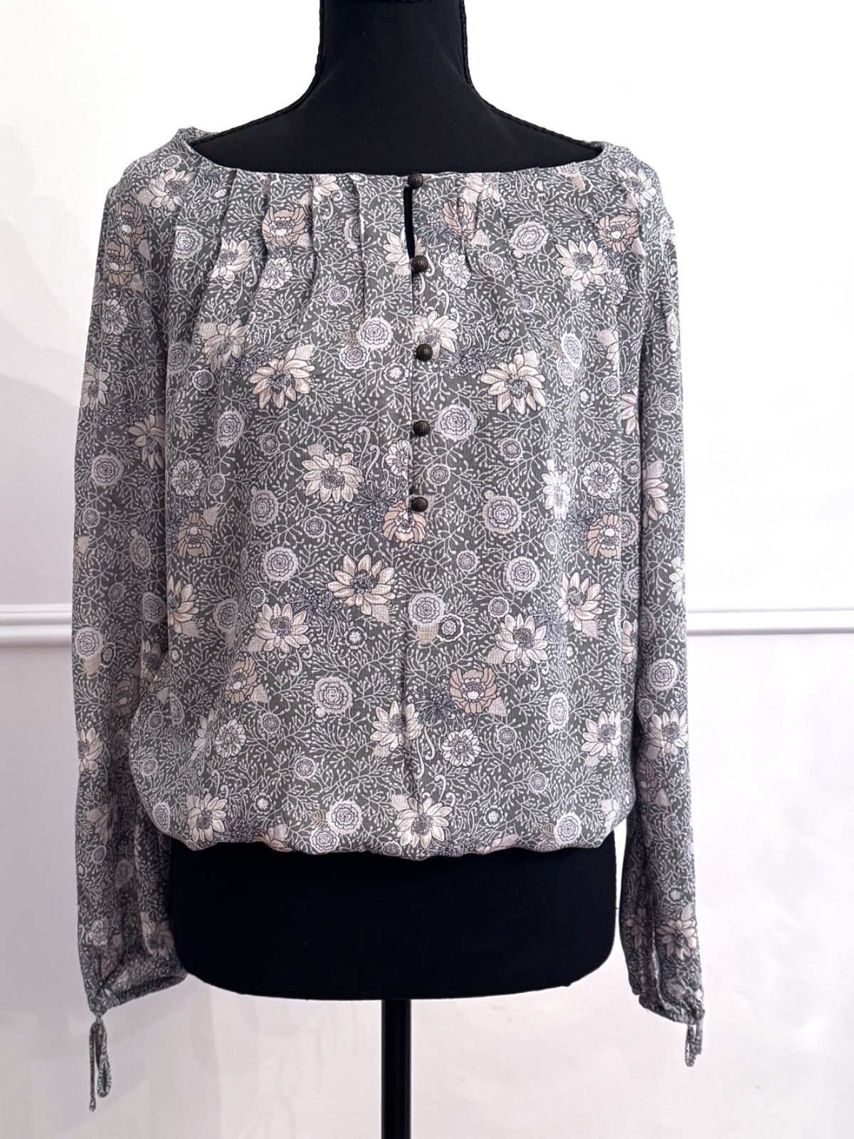 Lucky Brand Small Gray Floral Peasant Blouse 100% Viscose Tie Cuff Long Sleeve