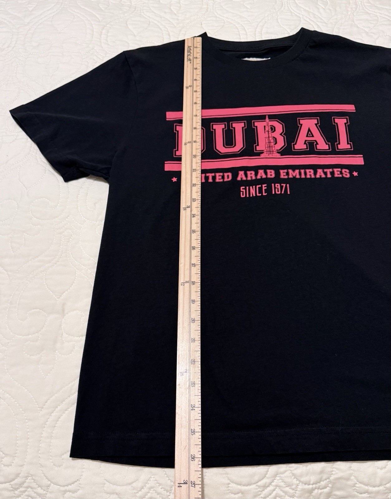 Dubai United Arab Emirates Graphic Men’s Shirt Large Black Red