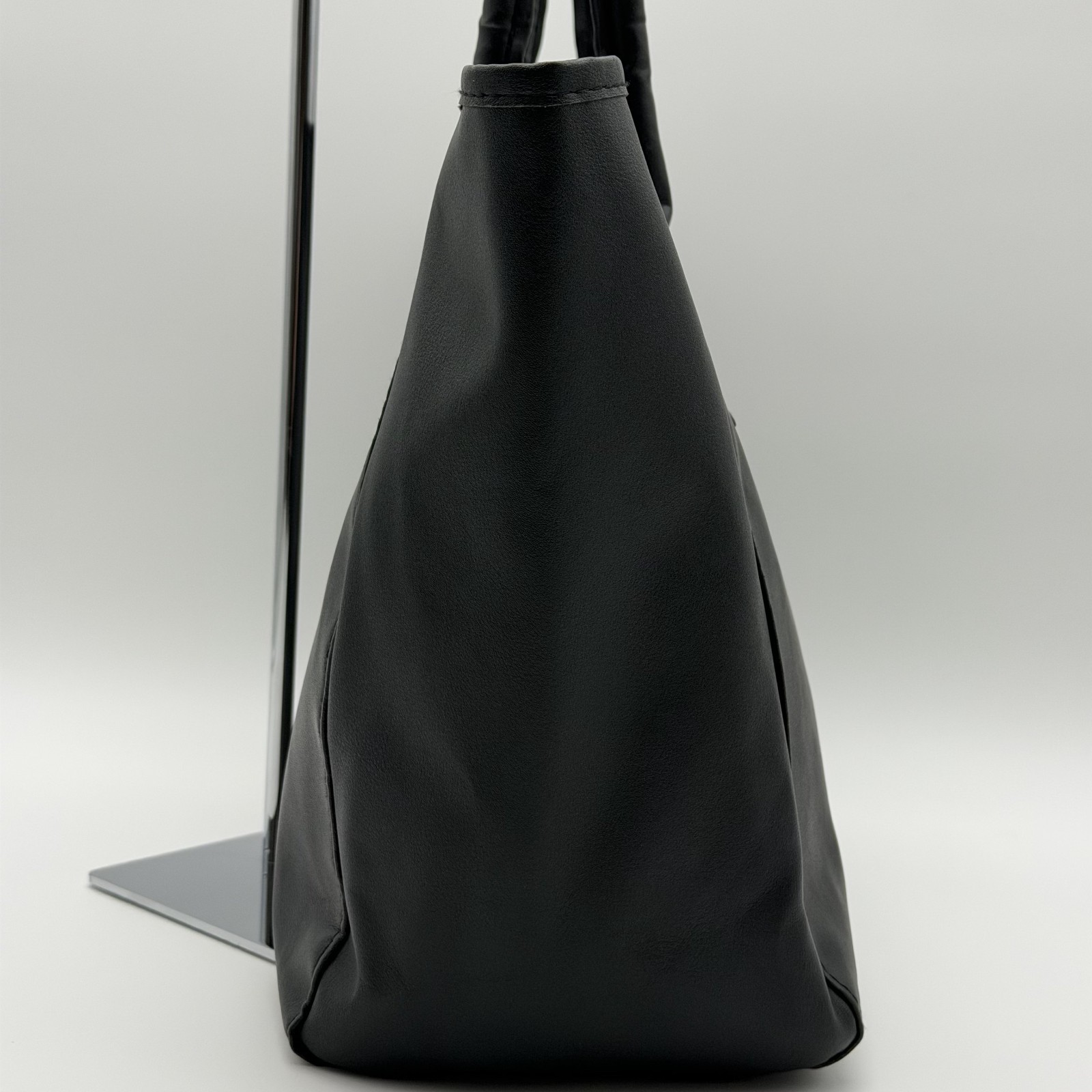 GIVENCHY Tote bag leather black Not available in Japan Magnetic button closure
