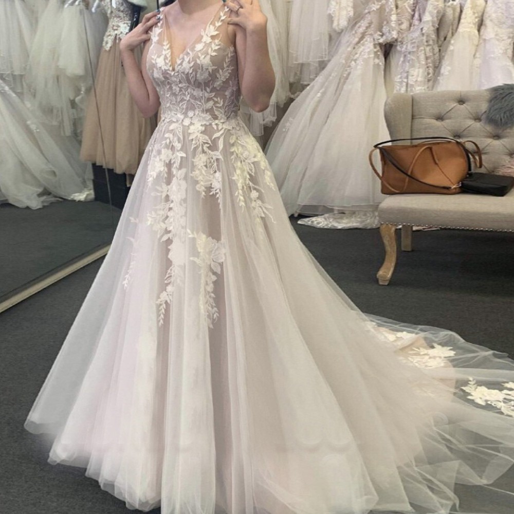Boho V Neck Sleeveless Wedding Dresses Lace Appliques Sweep Train Bridal Gowns