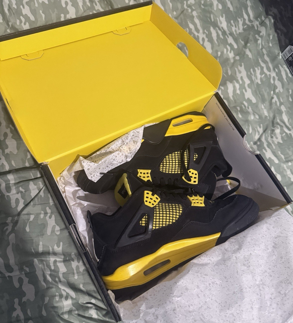 Air jordan 4 Men’s yellow thunder 8.5