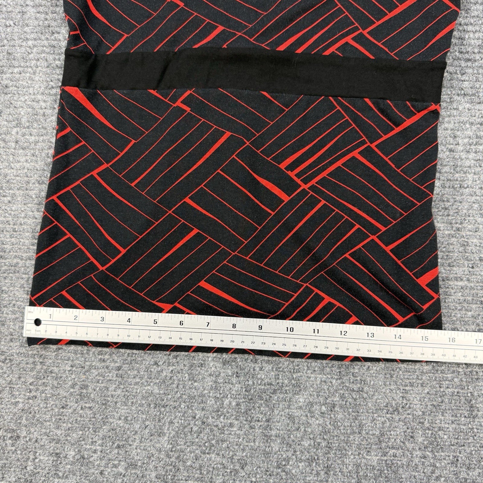 Ann Taylor Petite Medium V Neck Top Black Red Print Short Sleeve Stretch