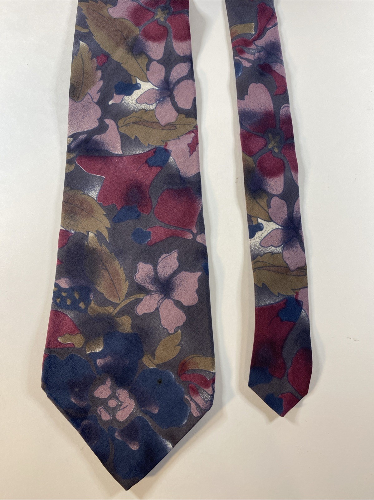 Halston Vintage Men’s Silk Tie Floral Pattern Classic Length 57″-60″