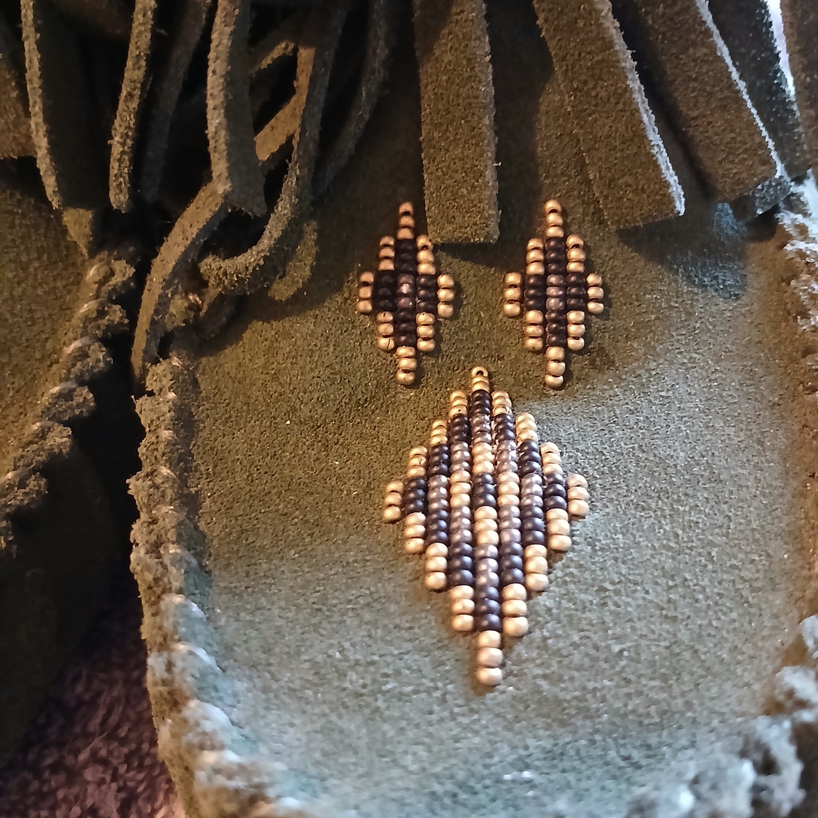Manitobah Mukluks Olive Beaded Fringe Suede Moccasin Boots Vibram Sole Womens 10