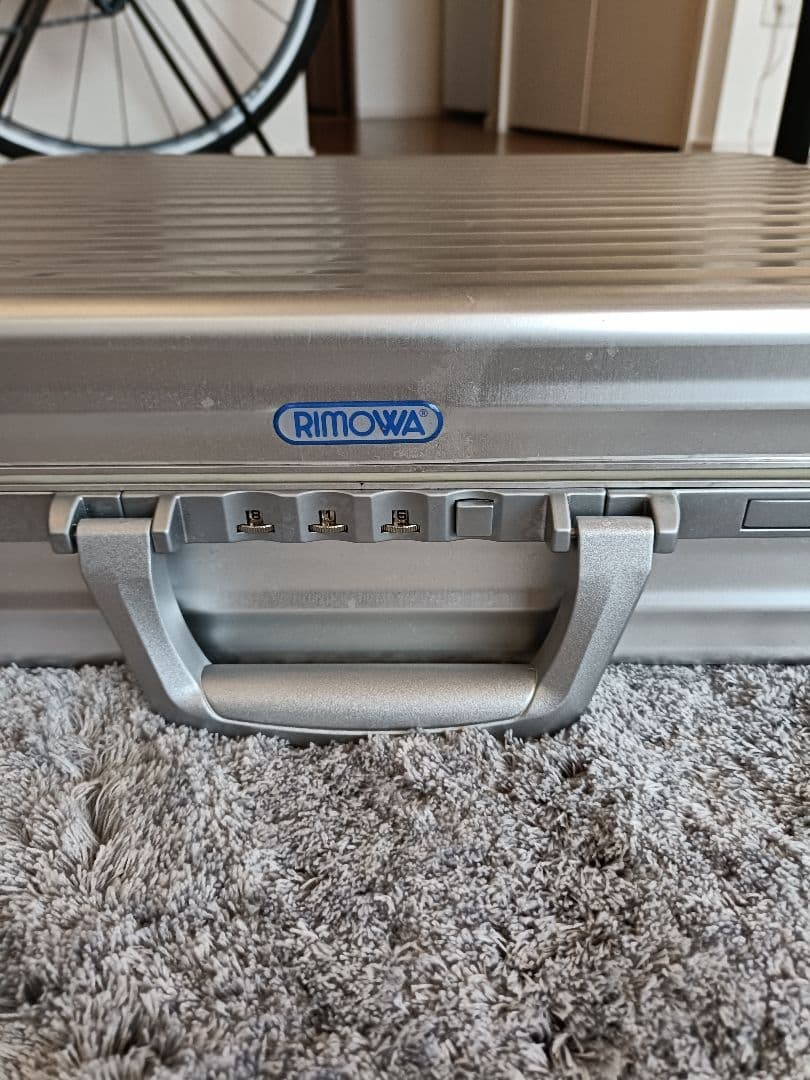 First come, first served! Rare 2013 model RIMOWA attaché case, aluminum silver.