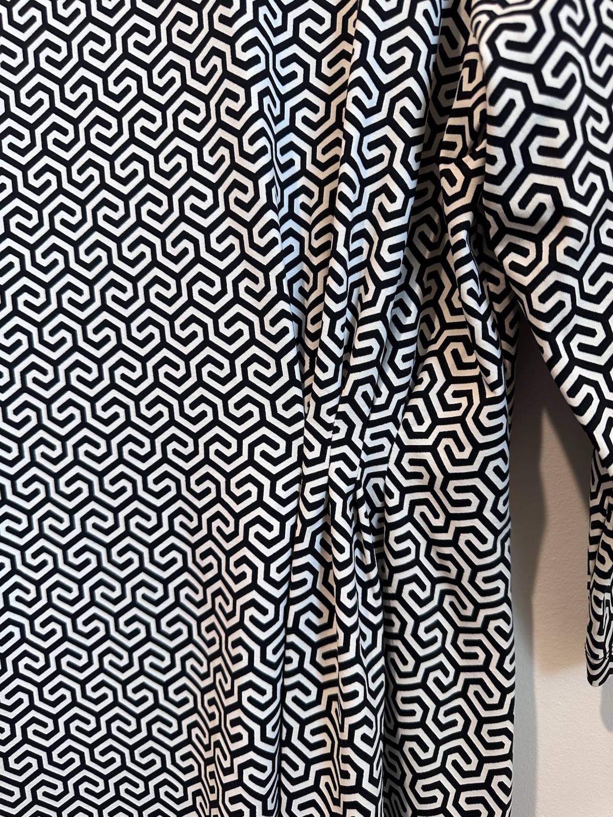 J McLaughlin Sage Dress L Catalina Cloth Black White Geometric Wrinkle Resistant