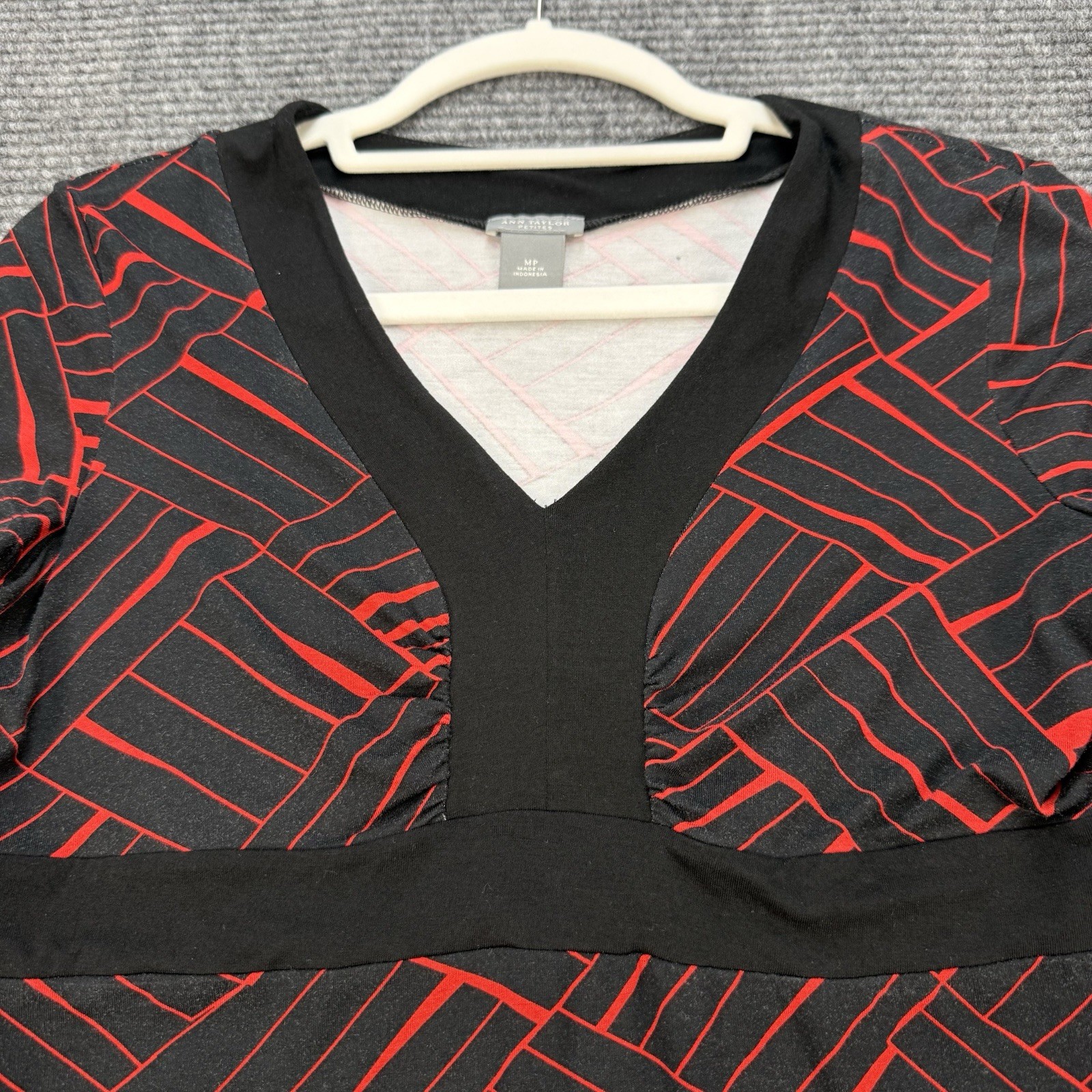 Ann Taylor Petite Medium V Neck Top Black Red Print Short Sleeve Stretch