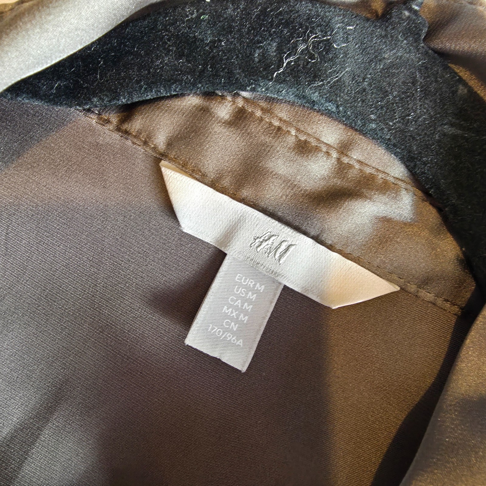 💚 Stylish satin-effect blouse from H&M in a beautiful olive green shade, size M