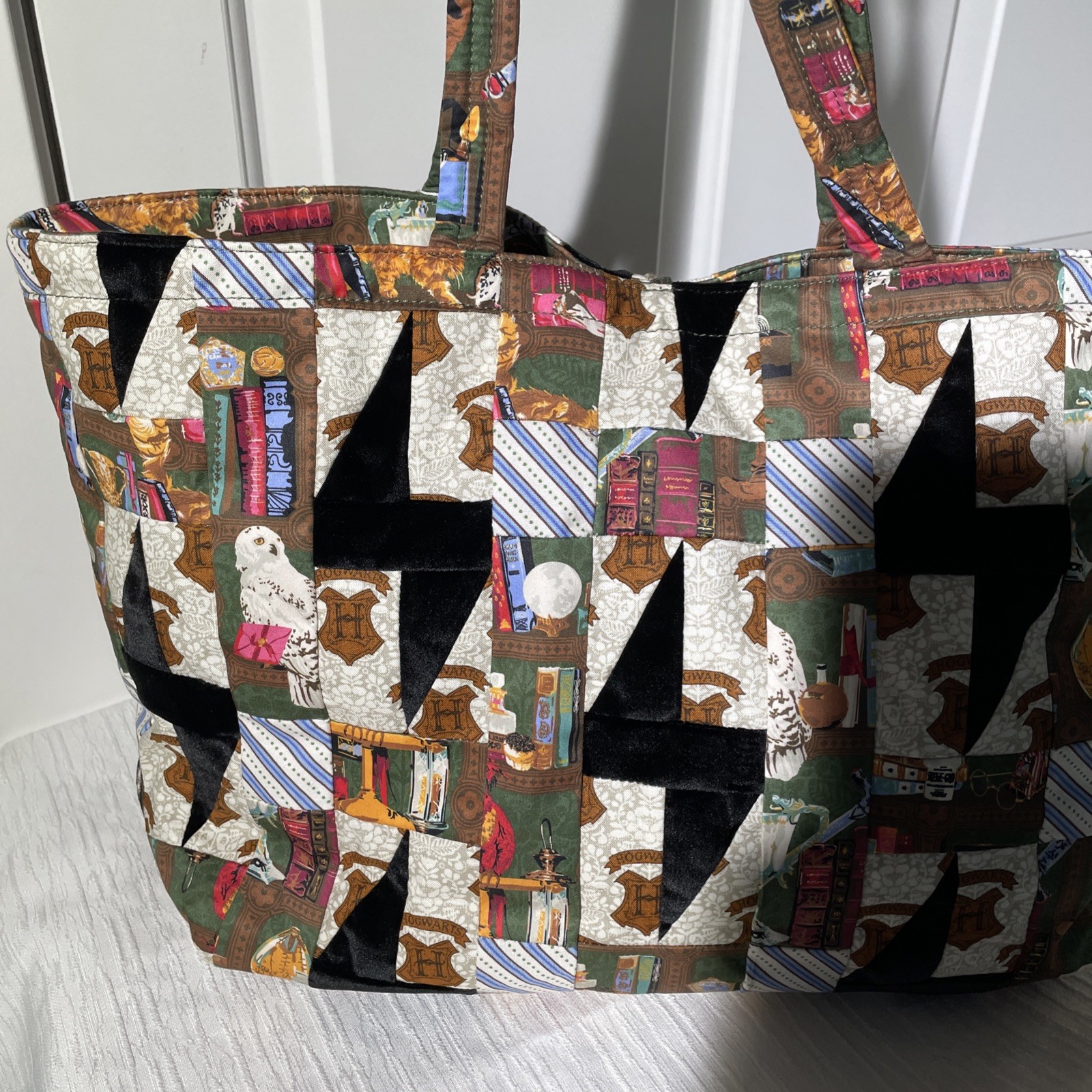 NWT VERA BRADLEY Hathaway Tote, Hogwart’s Library Patchwork/Harry Potter $160