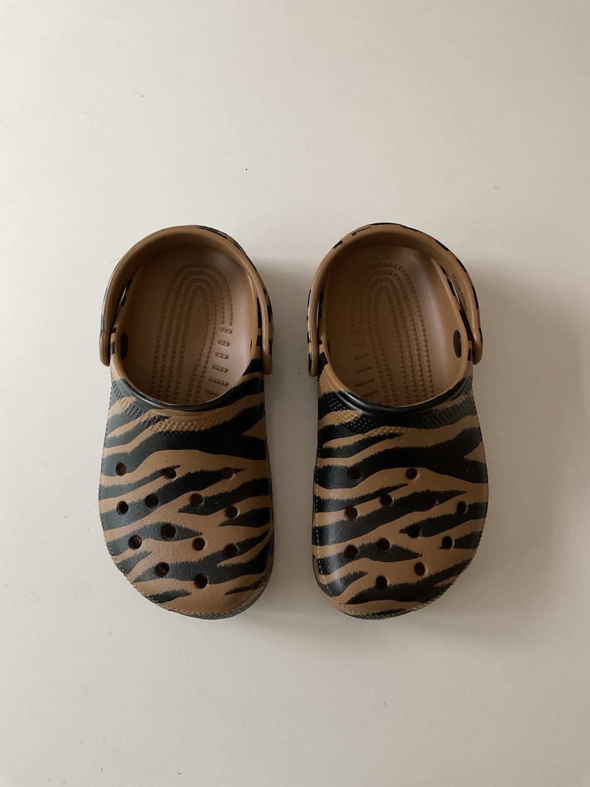 NWOT Crocs Zebra Clogs Sandals Sz M2 W4 M 2 W 4 Brown Black Zebra Print