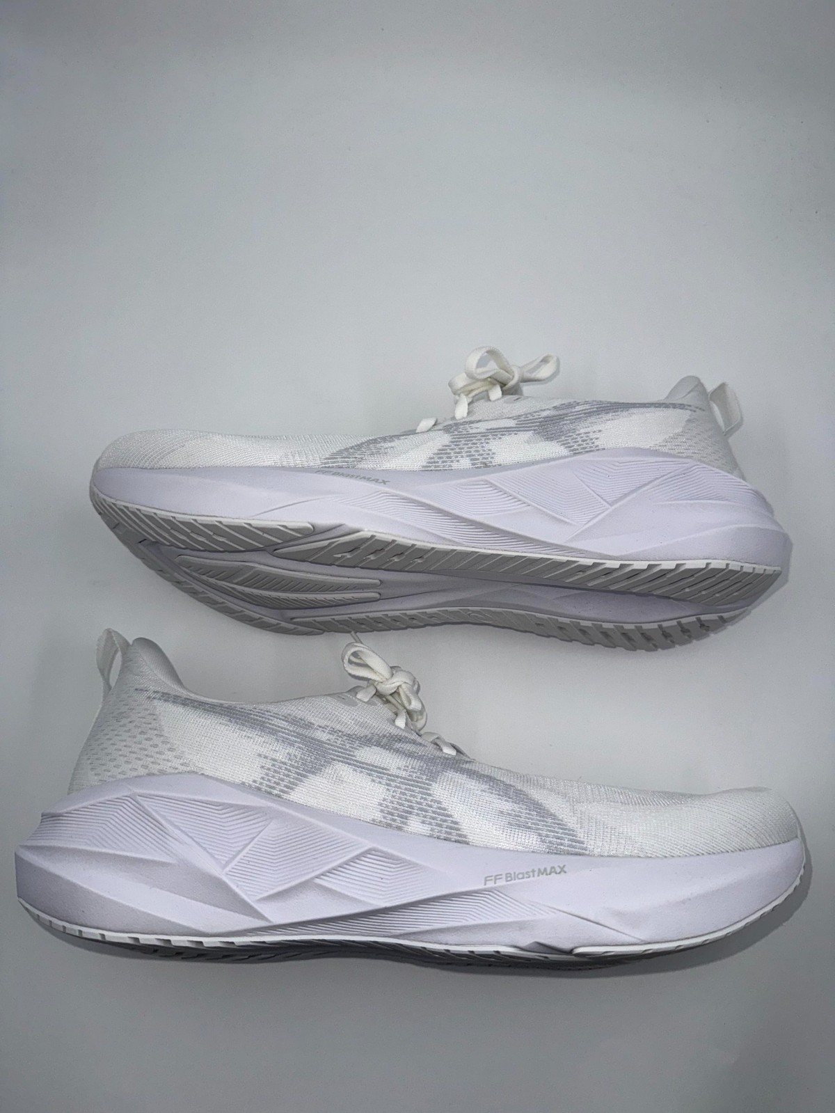 Asics Novablast 5 Men’s Sneakers 12 White Gray Athletic Running Shoes 1011B974