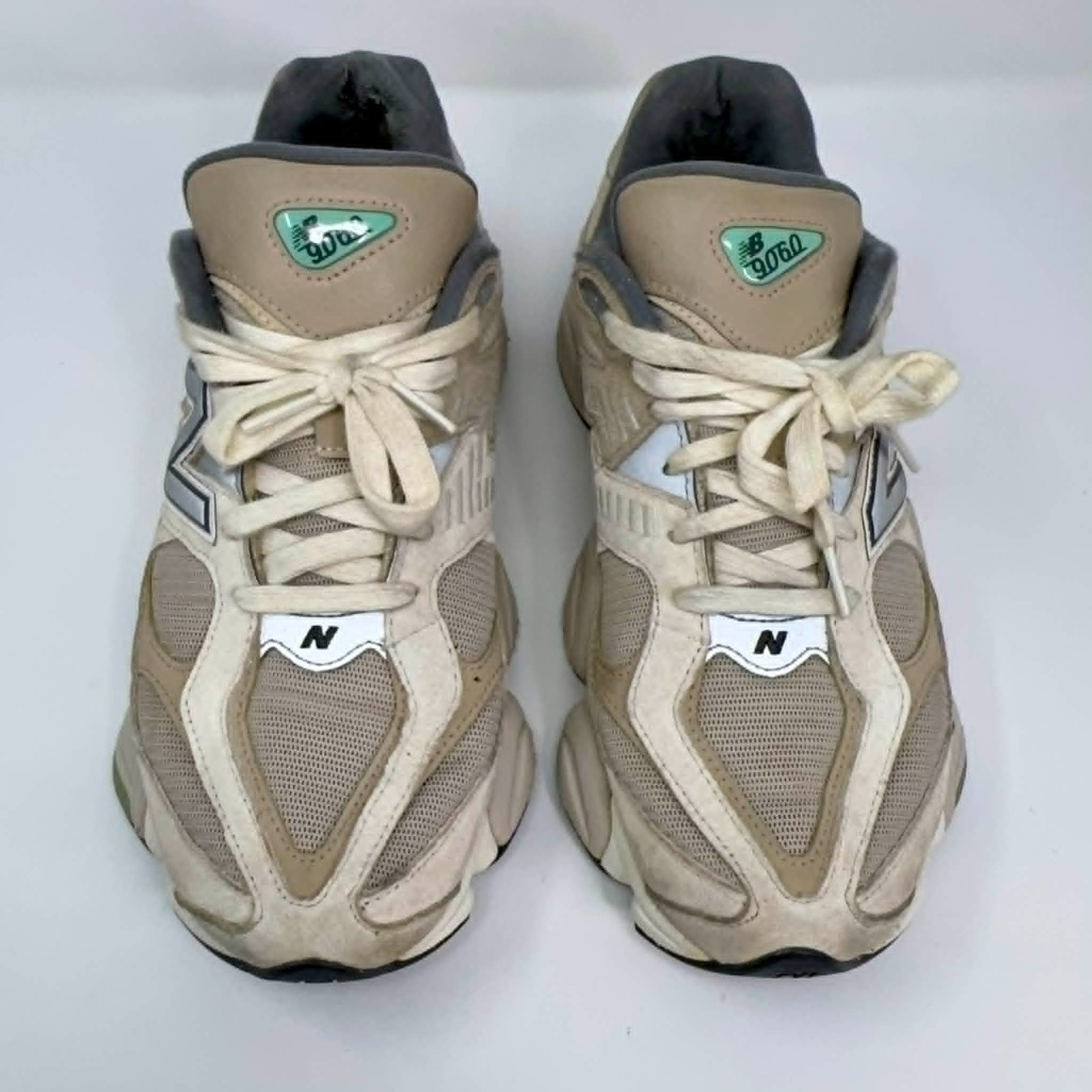 New Balance 9060 Sneaker Men’s 9.5 Suede Sea Salt Tan Khaki Grey U9060MAC NB Run