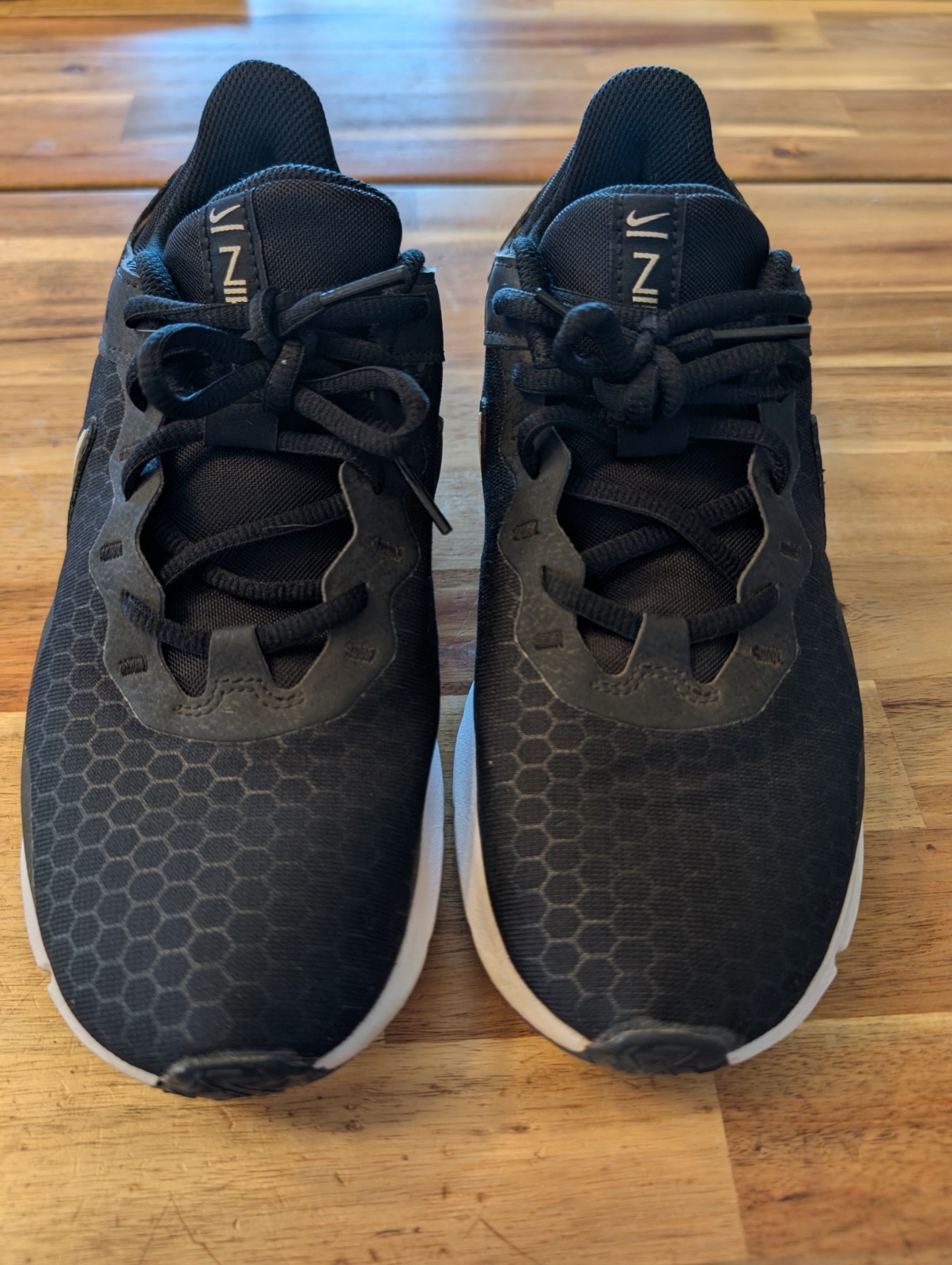 Nike Legend Essential 2 Black/White Low Top Lace-Up Sneaker Women’s size 8.5