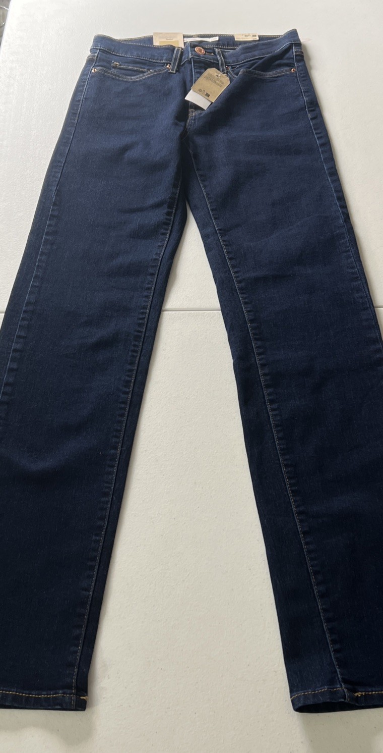 Levi’s Women’s 314 Shaping Straight Mid-Rise Stretch Denim Jean