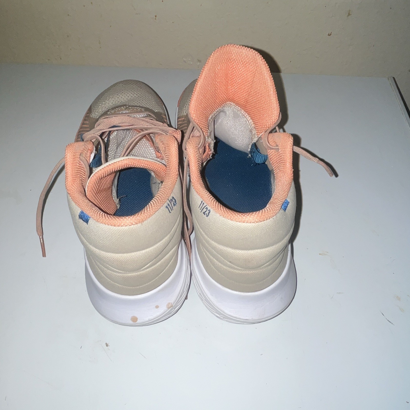 Nike Kyrie Men’s Mid Top Basketball Lace-Up Sneakers Beige Orange Blue