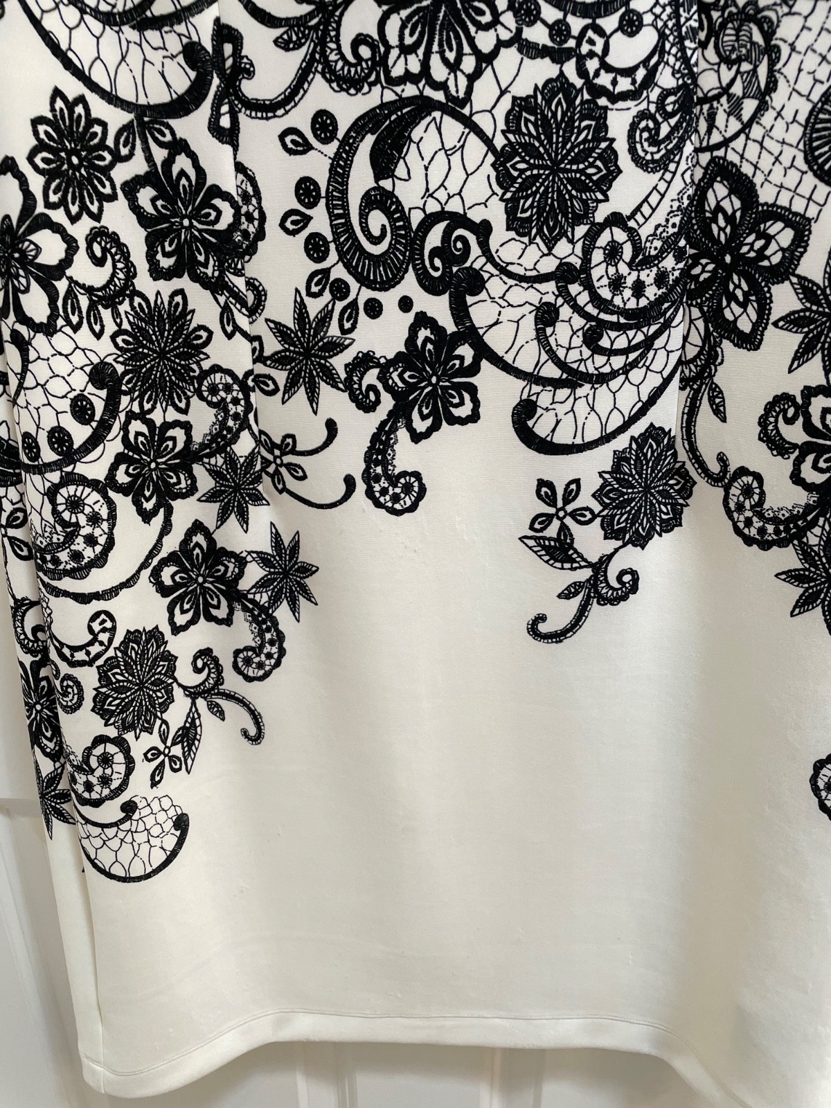 Beautiful sleeveless black and white lace pattern cocktail dress size 14