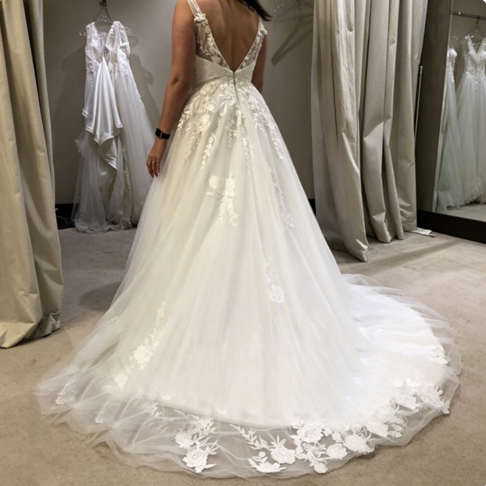 Boho V Neck Sleeveless Wedding Dresses Lace Appliques Sweep Train Bridal Gowns