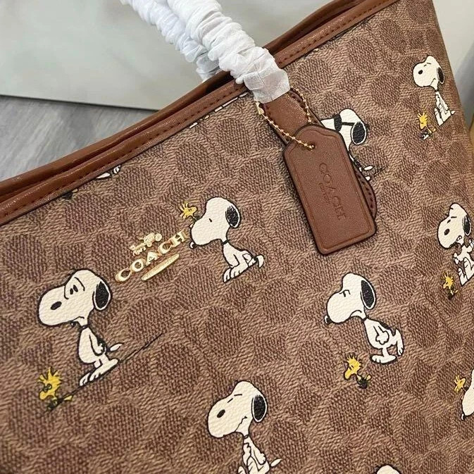 New COACH x PEANUTS CBJ89 City Tote Bag Signature Coated Canvas Snoopy Outlet