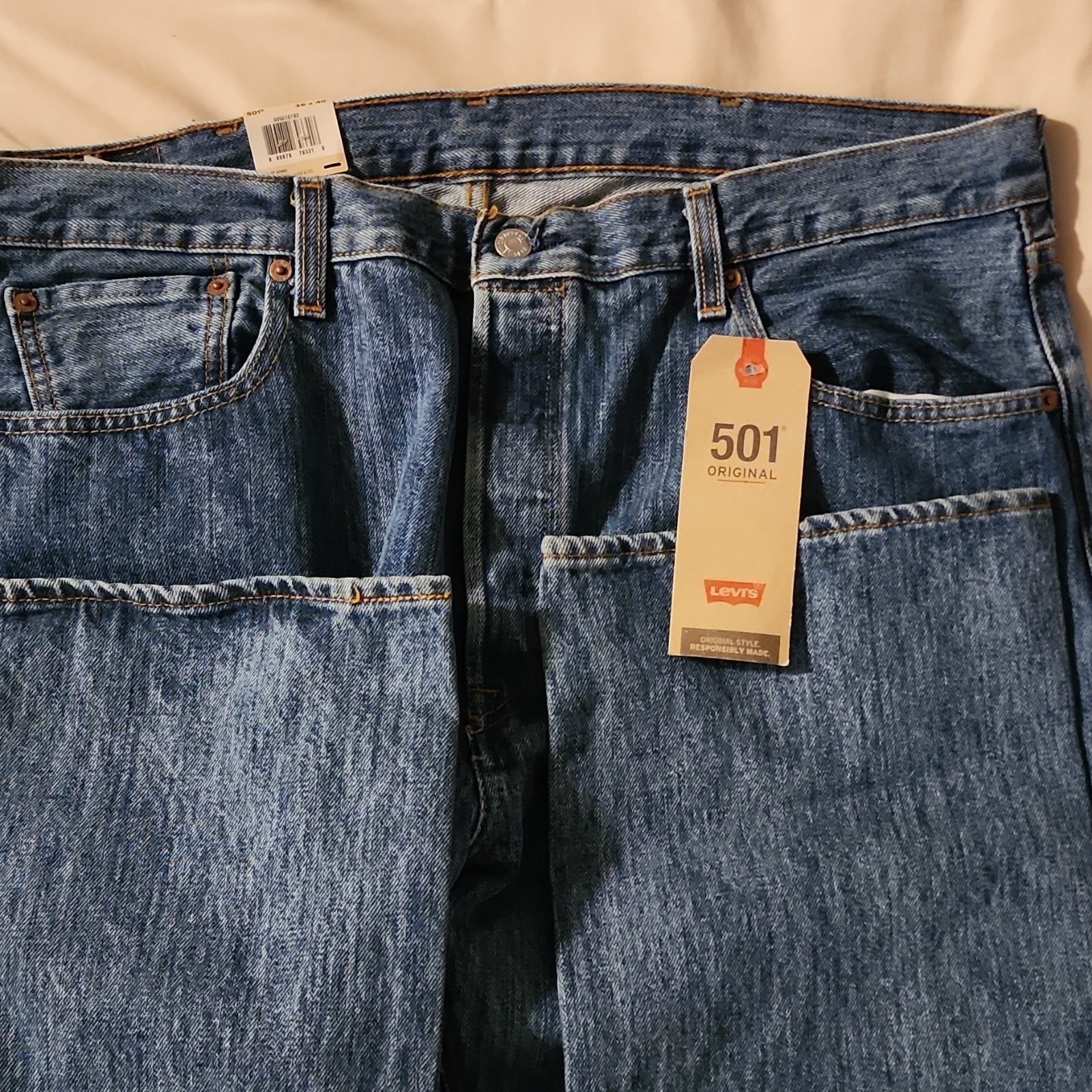 Levi’s 501 Men’s Blue Medium Wash Denim Jeans Straight Fit Button Fly 5-Pocket