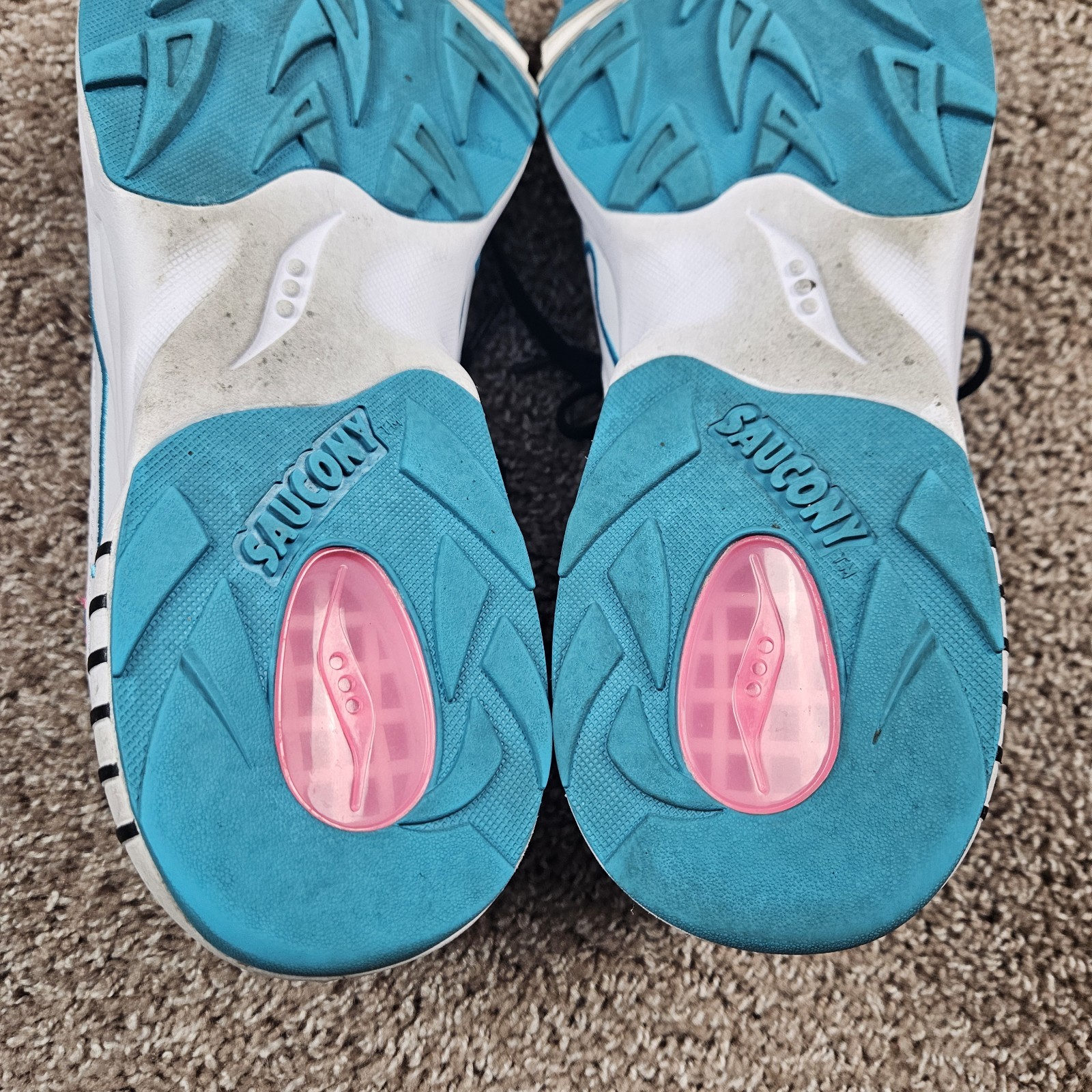 Saucony 3D Grid Hurricane Men’s US 10.5 / Euro 44.5 White+Black+Pink EUC no box